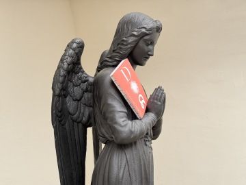 litinová socha modlícího se anděla na nádvoří blanenského zámku