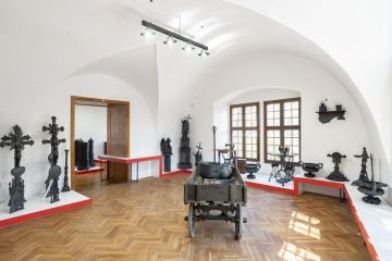 hřbitovní litina - kříže, andělé apod. – expozice litiny v Muzeu Blanenska